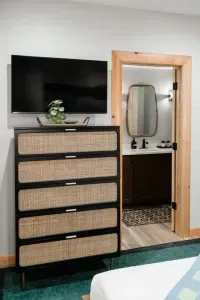 Adventure may call you outside, but this ensuite makes coming back just as rewarding. A rattan-front dresser and moody details keep things fresh while offering your own private space. Perfect for washing off the lake and settling in for the night