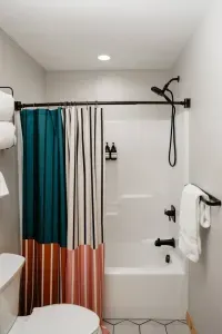 Tucked into the Ski Bunny king suite, this tub-shower combo is perfect for a quick rinse after the slopes—or a long soak before curling up in bed. ❄️