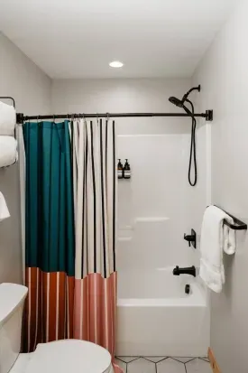 Tucked into the Ski Bunny king suite, this tub-shower combo is perfect for a quick rinse after the slopes—or a long soak before curling up in bed. ❄️