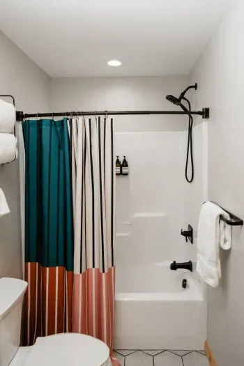 Tucked into the Ski Bunny king suite, this tub-shower combo is perfect for a quick rinse after the slopes—or a long soak before curling up in bed. ❄️