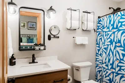 Golfer's Green ensuite pairs modern touches with a classic tub-shower combo because every golfer deserves a good soak after the back nine. ⛳️