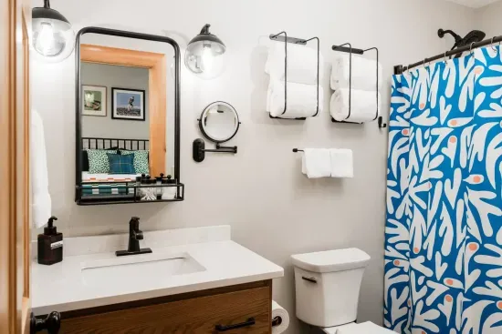 Golfer's Green ensuite pairs modern touches with a classic tub-shower combo because every golfer deserves a good soak after the back nine. ⛳️