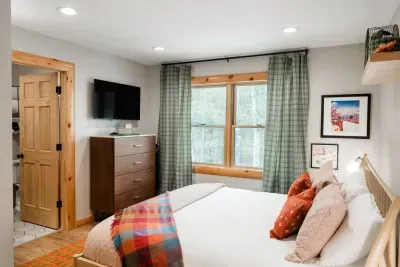 With an ensuite just steps away, this king retreat makes it easy to downhill into comfort after long days on the trails or lake. No lift ticket required