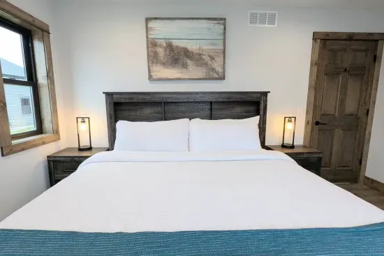 King bed with a direct view over the lake