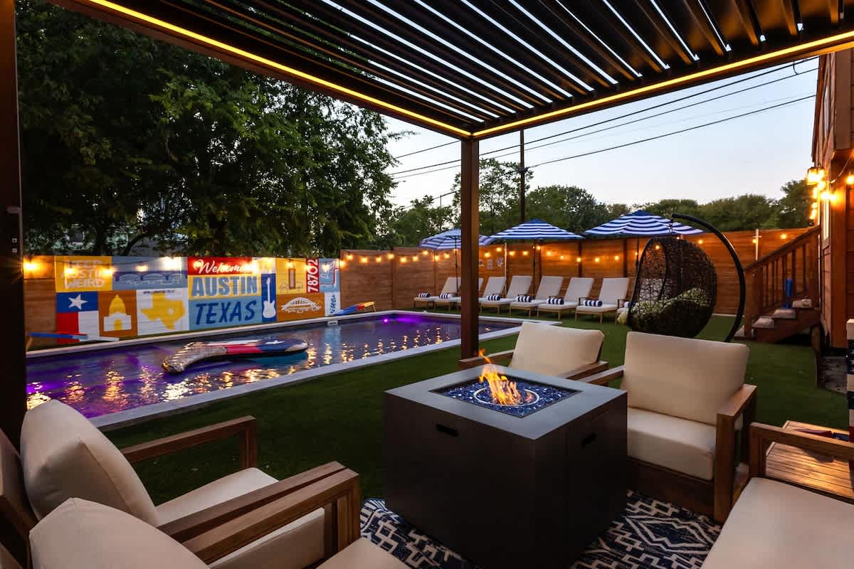 Pool + Hot Tub, 6 Rooms, Luxury Downtown Retreat