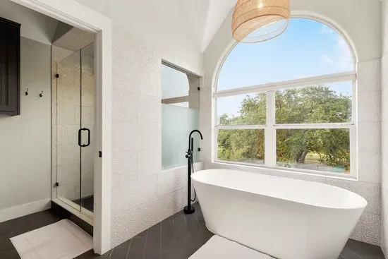 Bathtub with views for relaxing