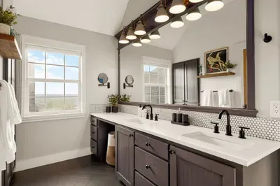 Double Vanity in bathroom