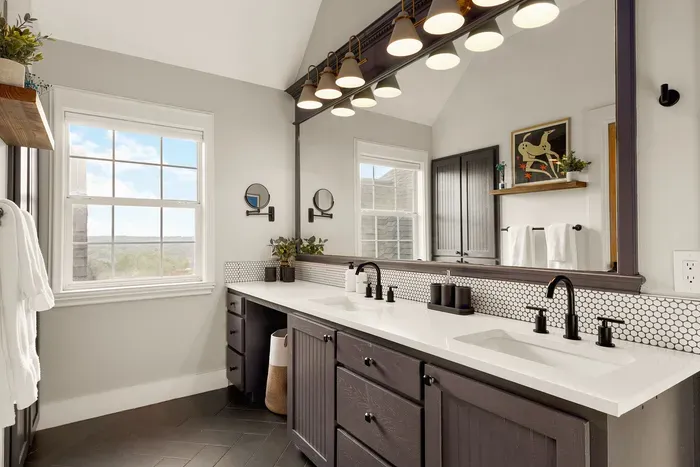 Double Vanity in bathroom