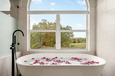 Bathtub with views for relaxing