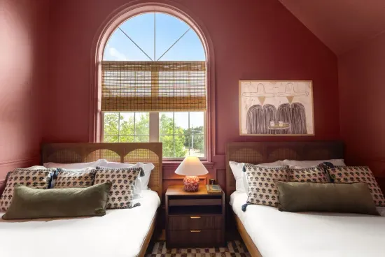 2 x Queen Beds in Victorian room