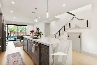 Pool + Hot Tub, 6 Rooms, Luxury Downtown Retreat - image 34 of 71