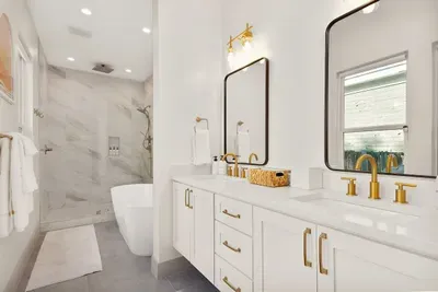 Pool + Hot Tub, 6 Rooms, Luxury Downtown Retreat - image 42 of 71