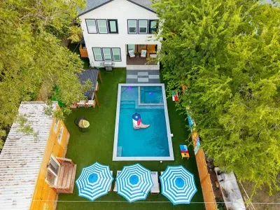 Pool + Hot Tub, 6 Rooms, Luxury Downtown Retreat - image 22 of 71