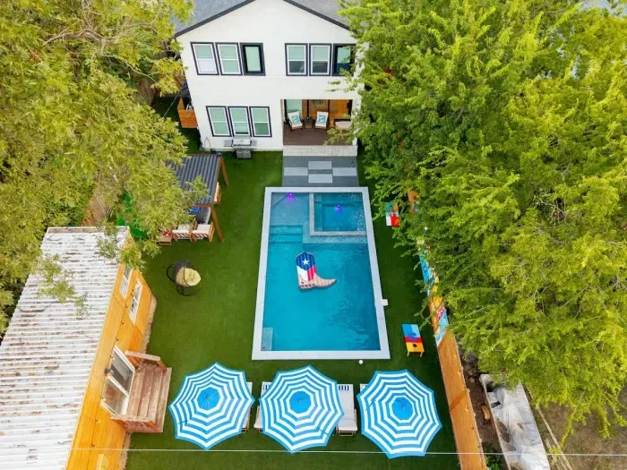 Pool + Hot Tub, 6 Rooms, Luxury Downtown Retreat - image 22 of 71