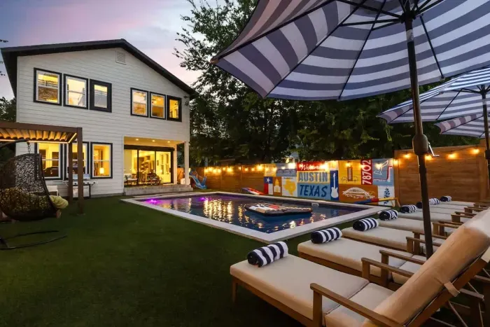 Pool + Hot Tub, 6 Rooms, Luxury Downtown Retreat - image 5 of 71