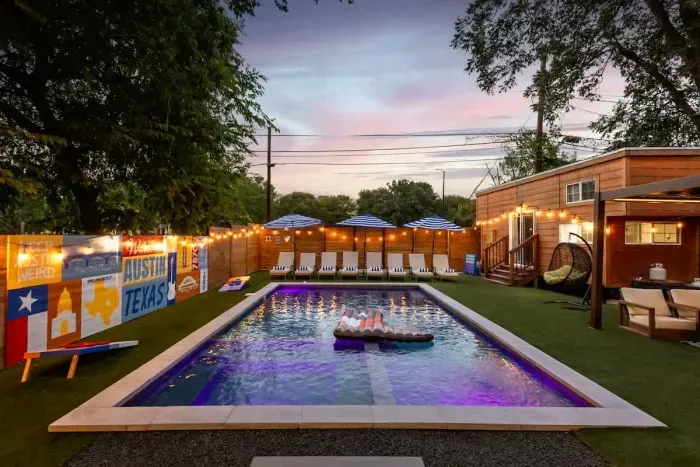 Pool + Hot Tub, 6 Rooms, Luxury Downtown Retreat - image 7 of 71