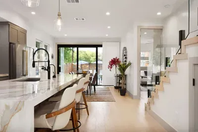 Pool + Hot Tub, 6 Rooms, Luxury Downtown Retreat - image 30 of 71