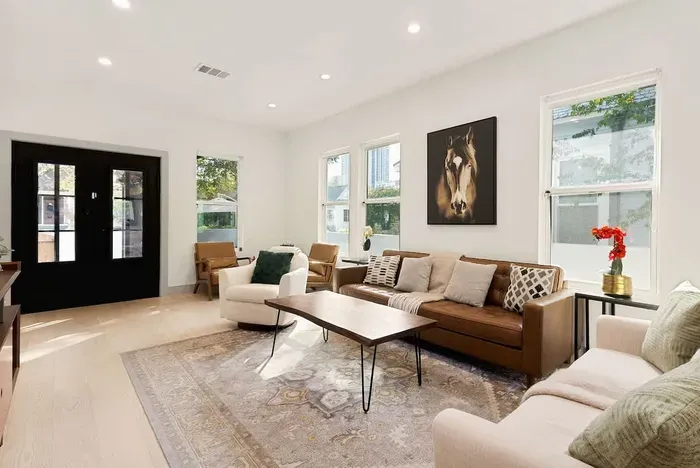 Pool + Hot Tub, 6 Rooms, Luxury Downtown Retreat - image 27 of 71