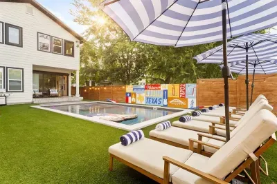 Pool + Hot Tub, 6 Rooms, Luxury Downtown Retreat - image 11 of 71