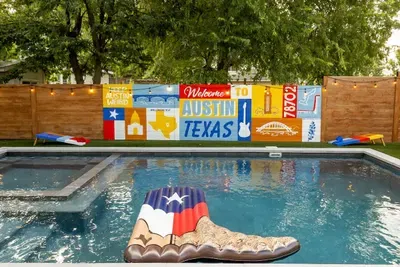 Pool + Hot Tub, 6 Rooms, Luxury Downtown Retreat - image 14 of 71