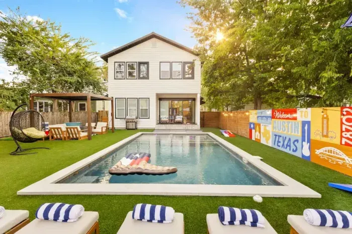 Pool + Hot Tub, 6 Rooms, Luxury Downtown Retreat - image 13 of 71