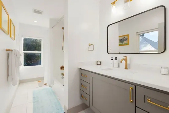 Pool + Hot Tub, 6 Rooms, Luxury Downtown Retreat