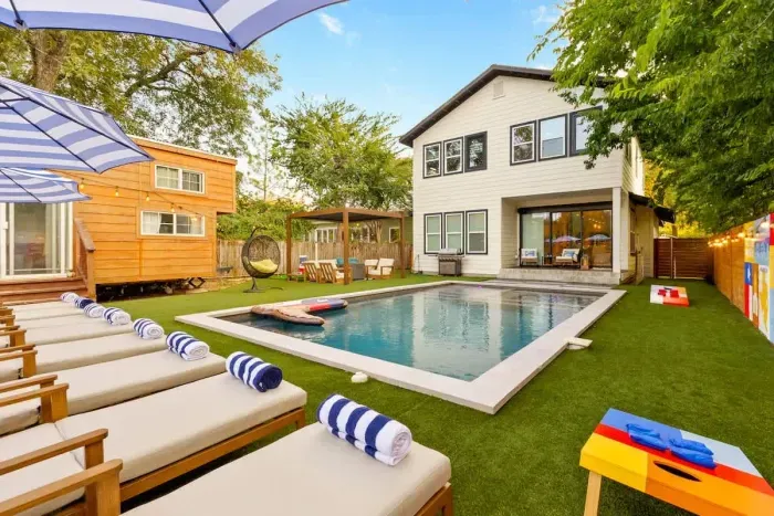 Pool + Hot Tub, 6 Rooms, Luxury Downtown Retreat - image 12 of 71