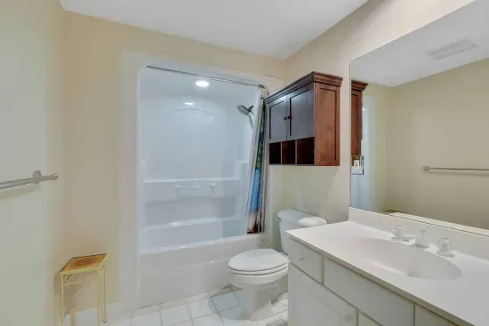 Upper level full bathroom.