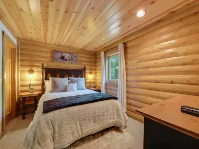 Main level bedroom    Queen bed