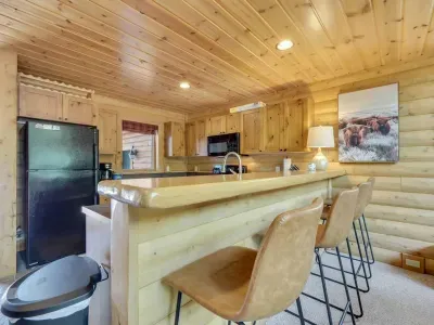 Bar to kitchen w/seating for 4