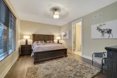 #6 master on lower level w/King