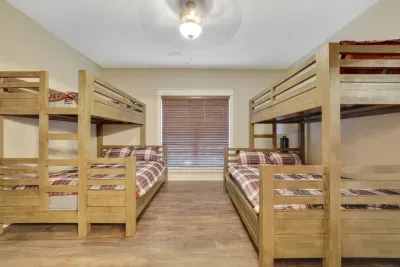 twins on top, queen on bottom bedroom #5