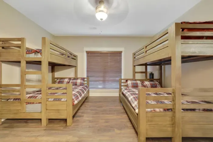 twins on top, queen on bottom bedroom #5