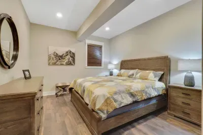 upper bedroom   w/king