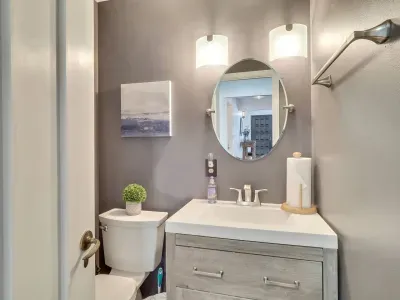 Upper level 1/2 bath at end of hallway, near kitchen