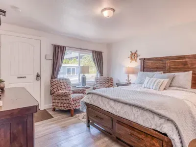 Queen Bed Studio Unit