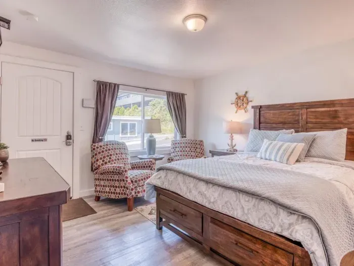 Queen Bed Studio Unit