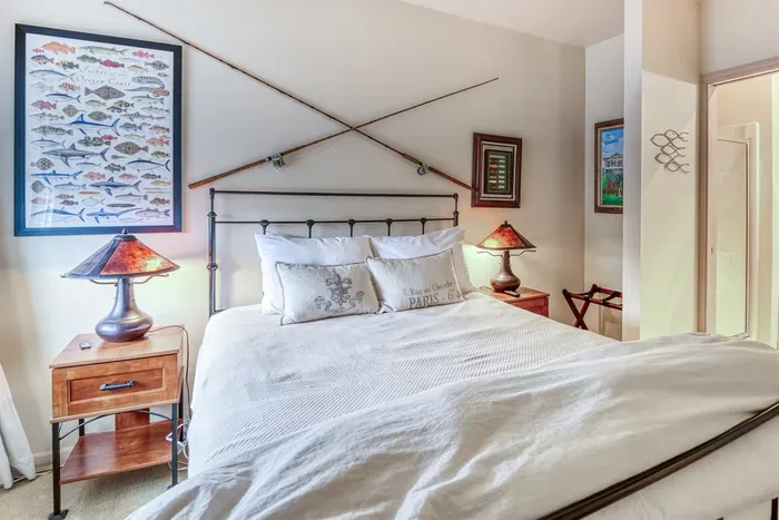 Queen Guest Bedroom - Ground Floor