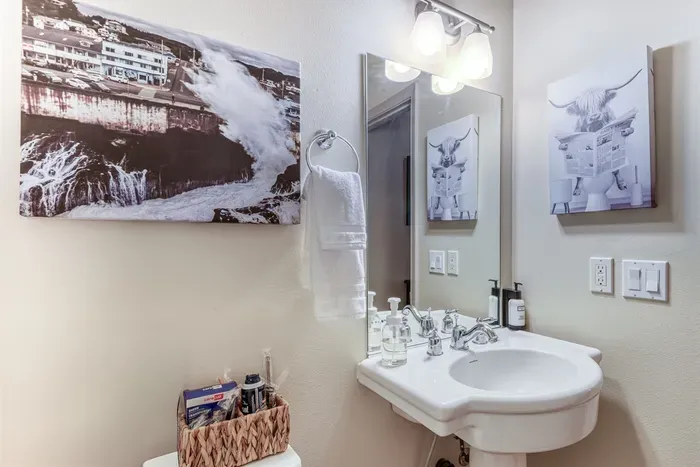 Main floor 1/2 Bathroom