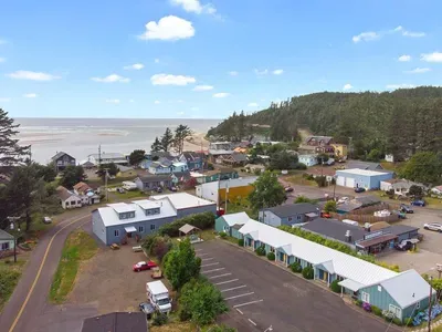 S6 - Hang Ten - Surf Inn - image 18 of 58