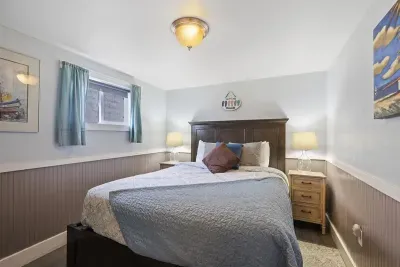 S6 - Hang Ten - Surf Inn - image 12 of 58