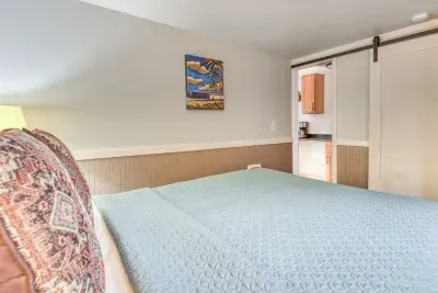 S6 - Hang Ten - Surf Inn - image 30 of 58