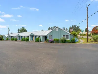 S6 - Hang Ten - Surf Inn - image 11 of 58