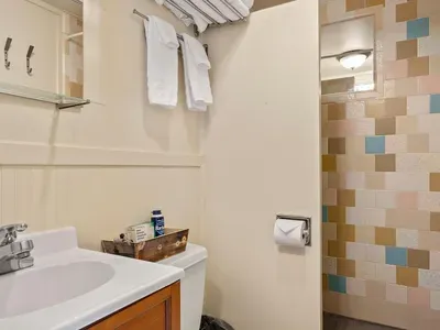 S6 - Hang Ten - Surf Inn - image 14 of 58