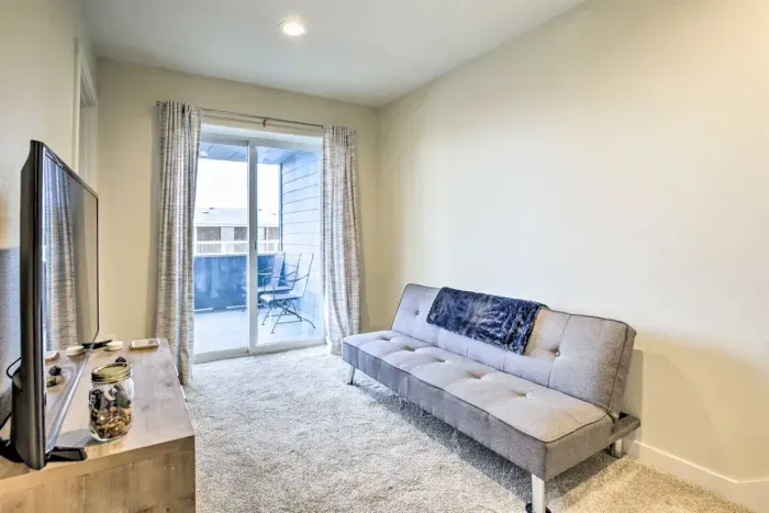 Game Room | Smart TV | Futon