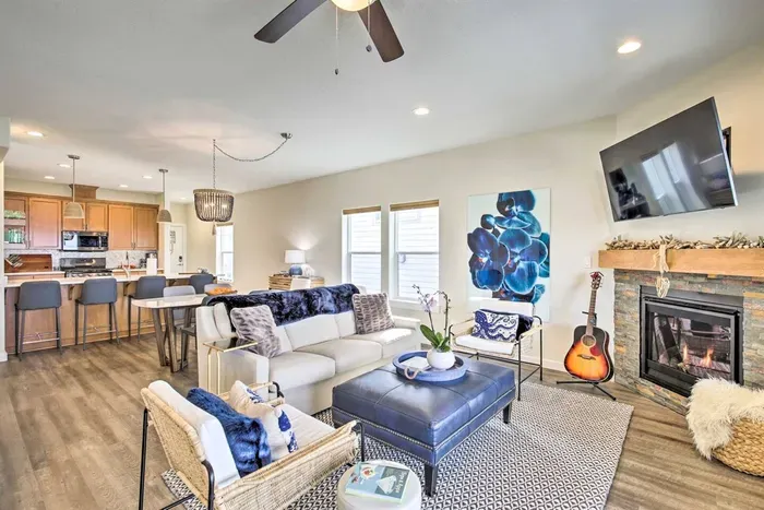 Living Room | Smart TV | Fireplace