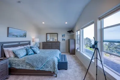Master Bedroom - Wall of Windows