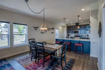 Dining Area - Barstools at the Kitchen Bar