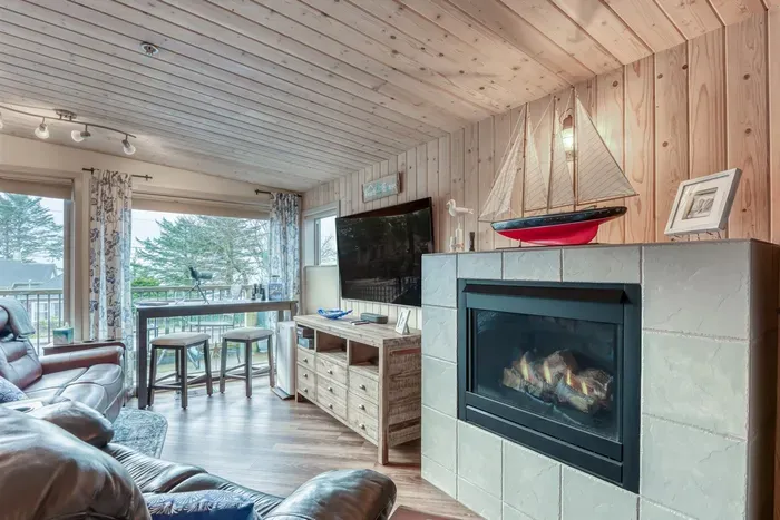 Comfortable Living area with Fireplace and TV