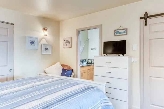 Adjoining Bathroom in Queen Bedroom